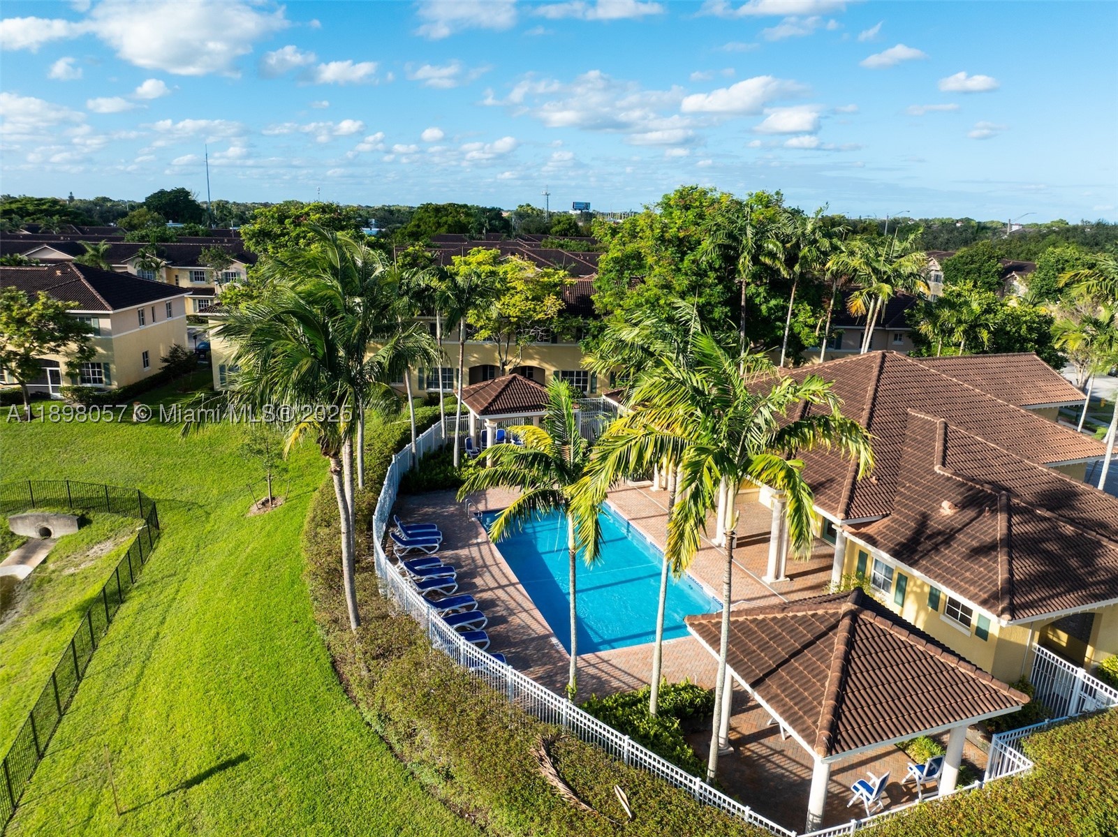 6051 SW 19th Pl, North Lauderdale FL 33068