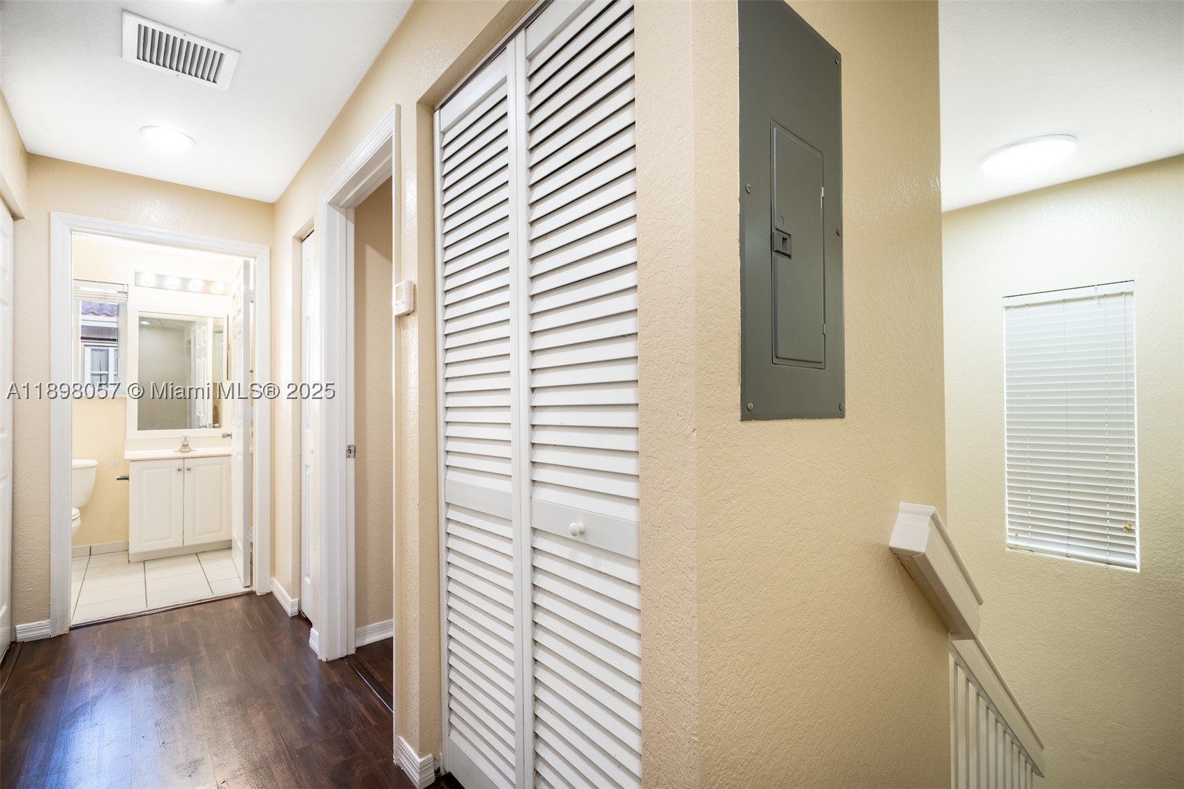 6051 SW 19th Pl, North Lauderdale FL 33068