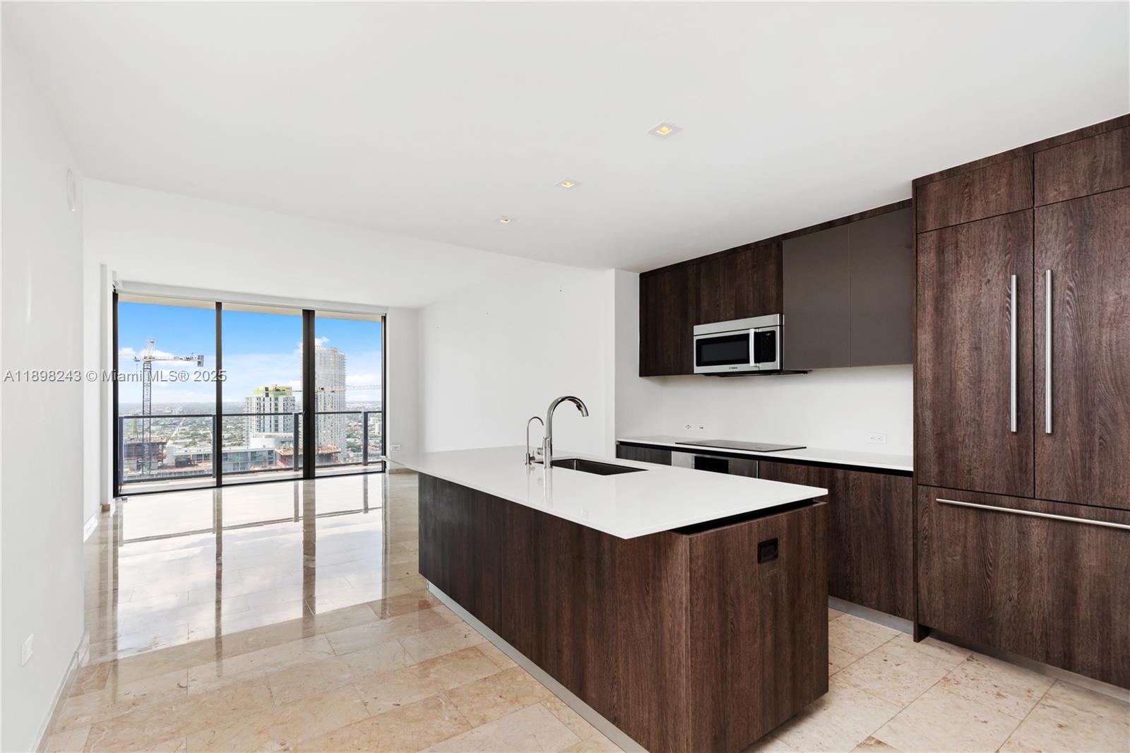 68 SE 6th St #3906, Miami FL 33131