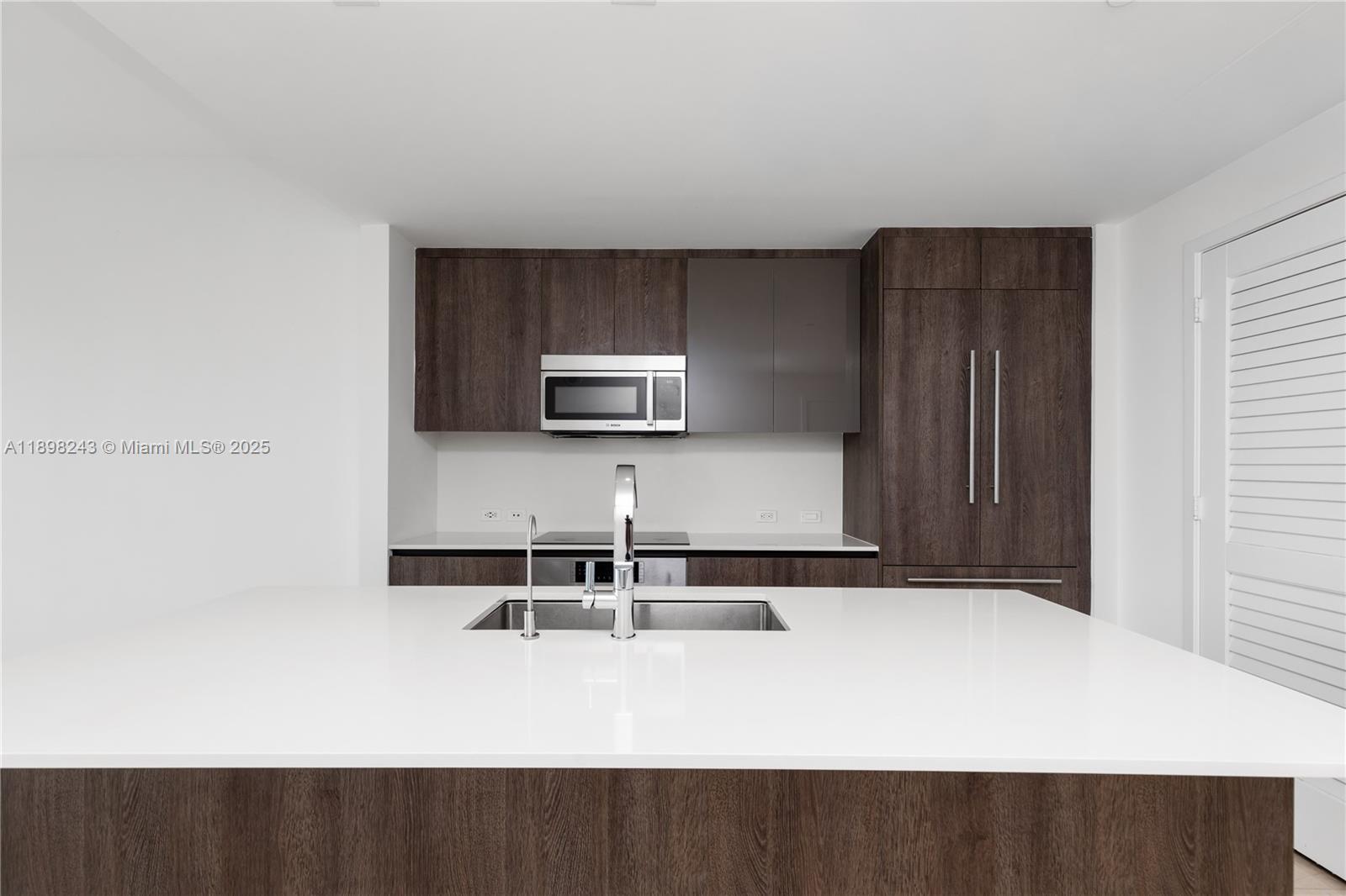 68 SE 6th St #3906, Miami FL 33131