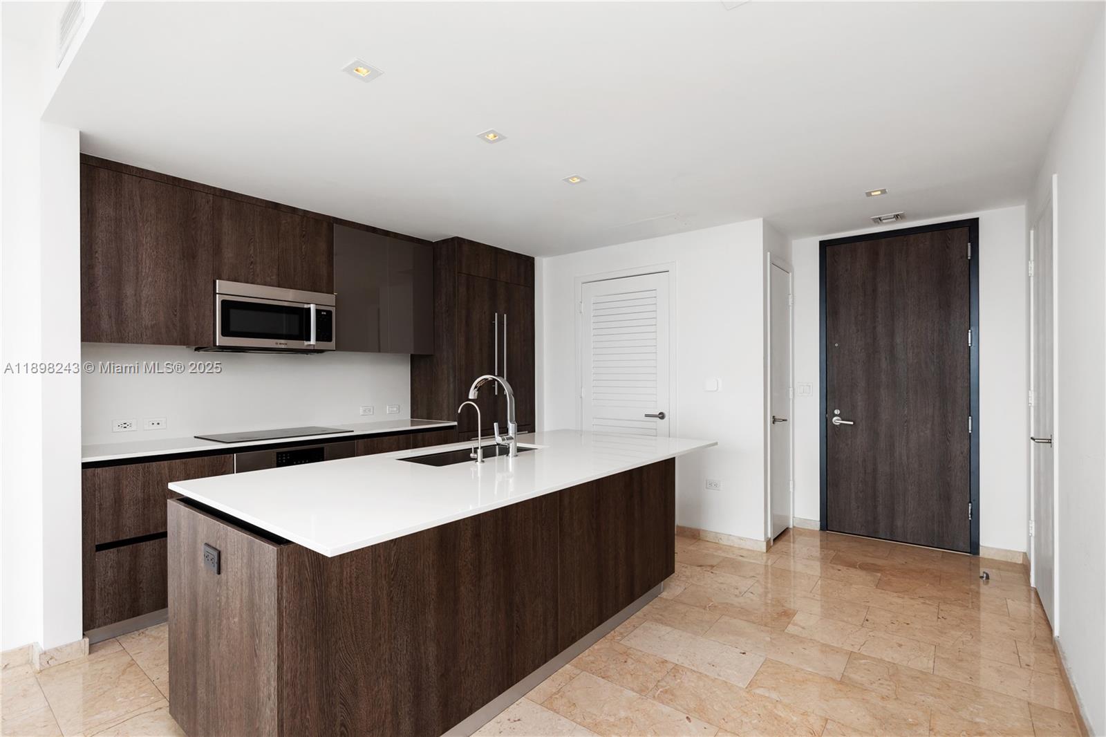 68 SE 6th St #3906, Miami FL 33131