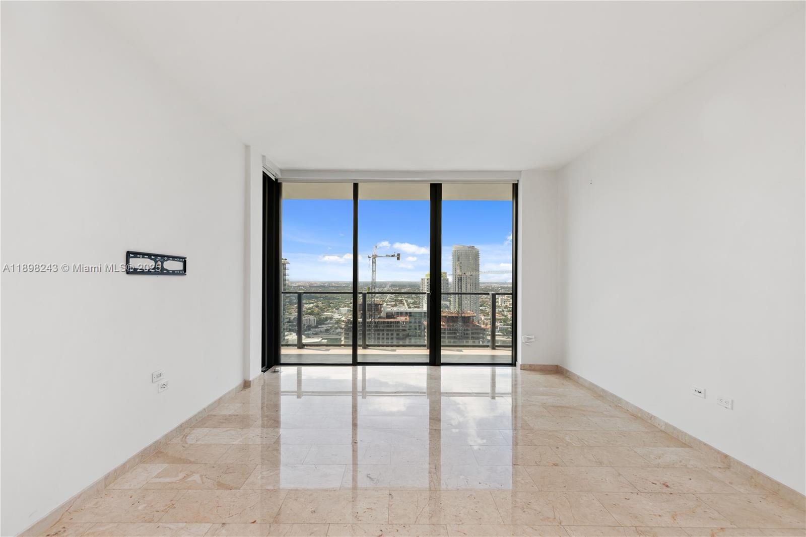 68 SE 6th St #3906, Miami FL 33131