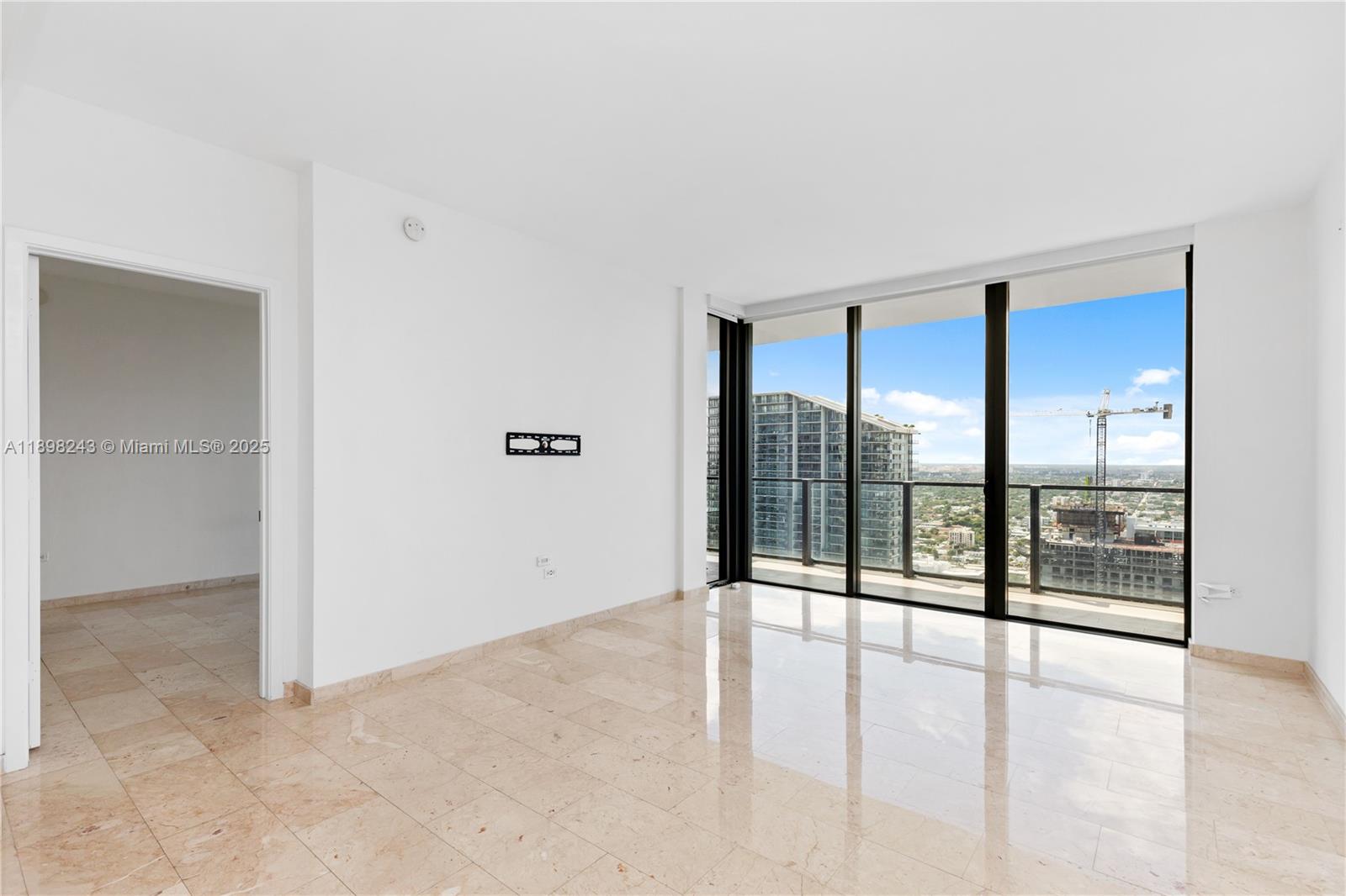 68 SE 6th St #3906, Miami FL 33131