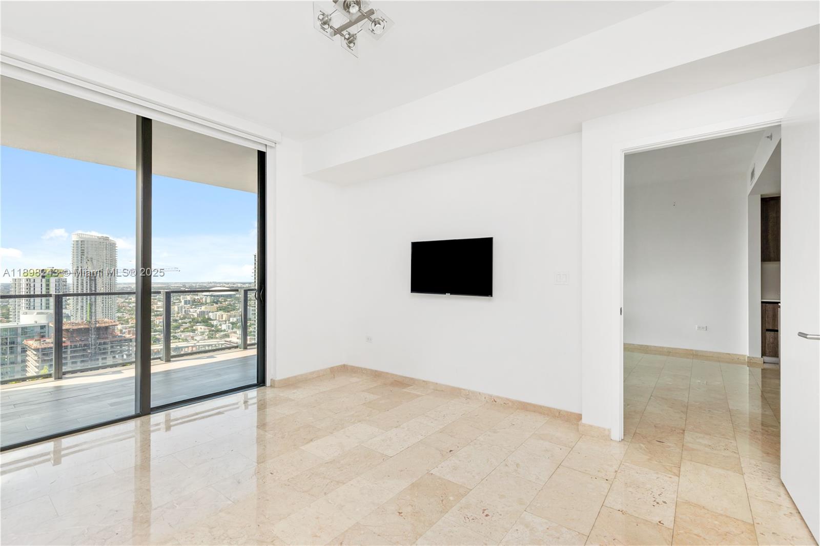 68 SE 6th St #3906, Miami FL 33131
