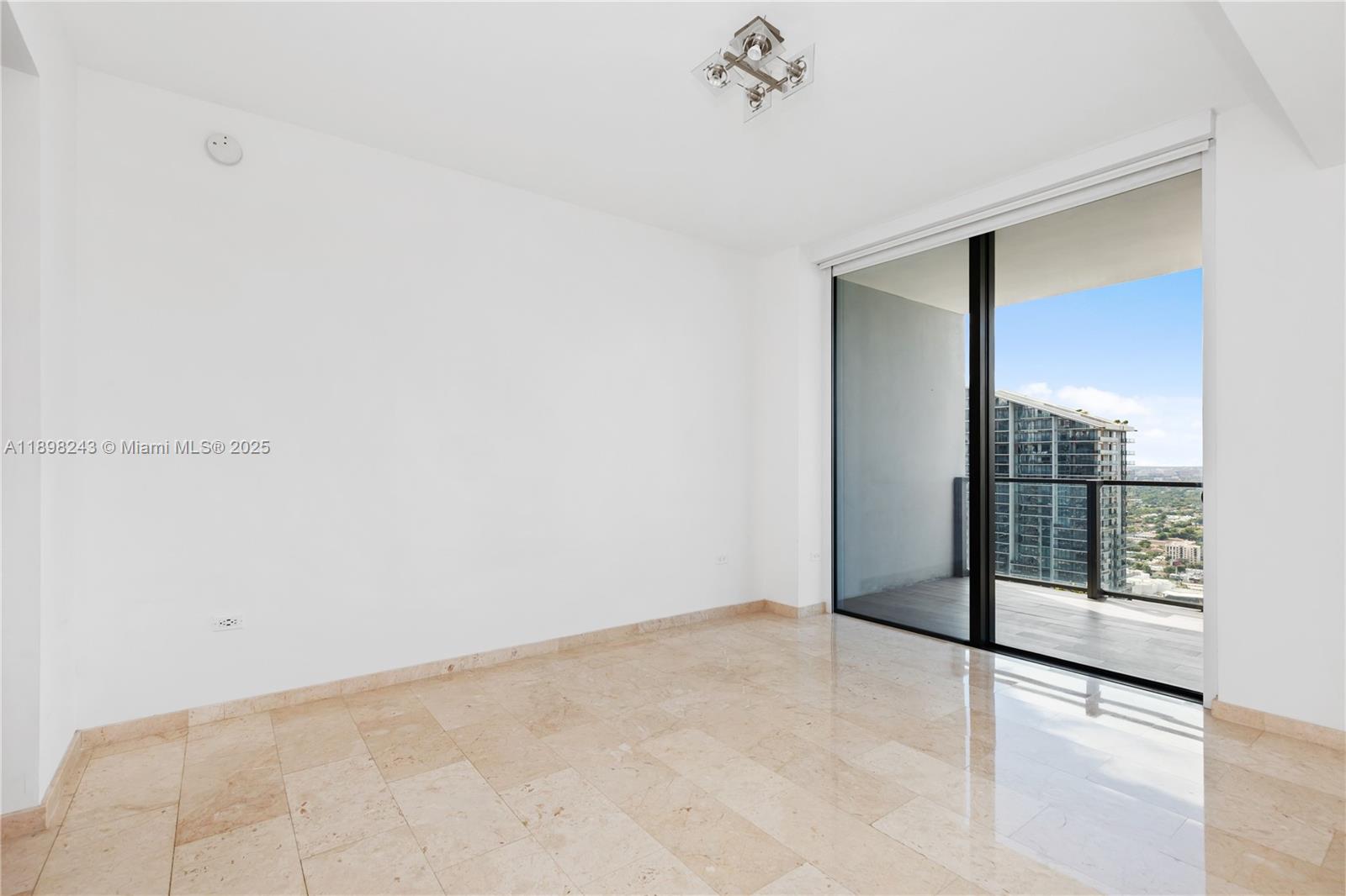 68 SE 6th St #3906, Miami FL 33131