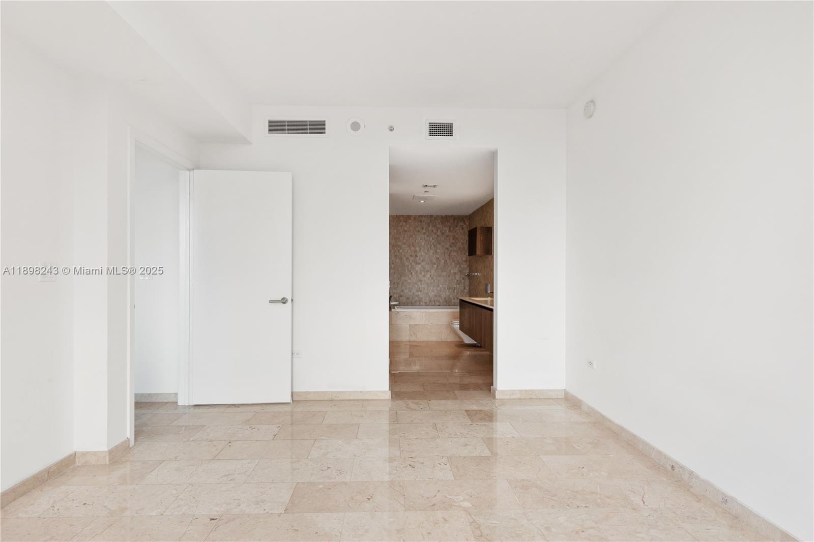 68 SE 6th St #3906, Miami FL 33131