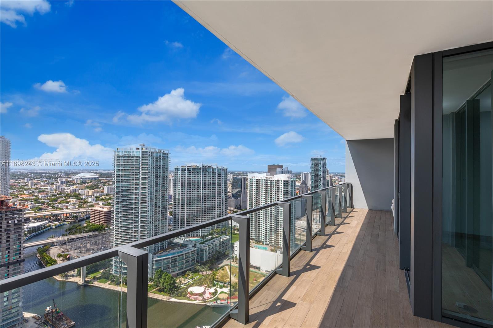 68 SE 6th St #3906, Miami FL 33131