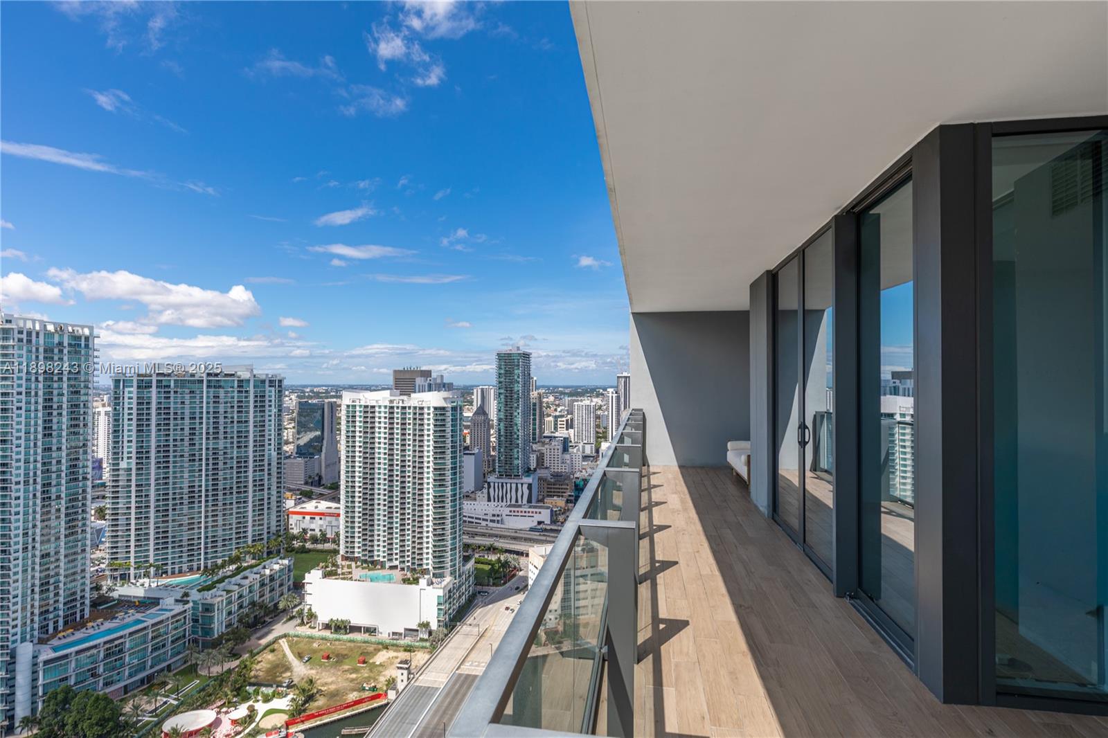 68 SE 6th St #3906, Miami FL 33131