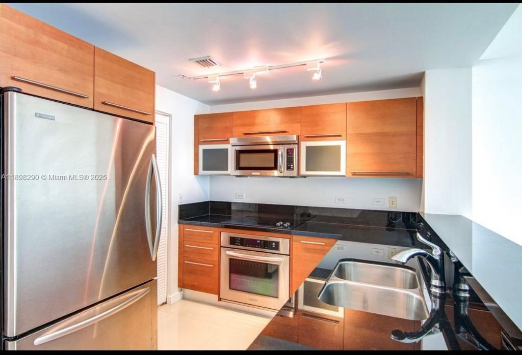 253 NE 2nd St #2009, Miami FL 33132