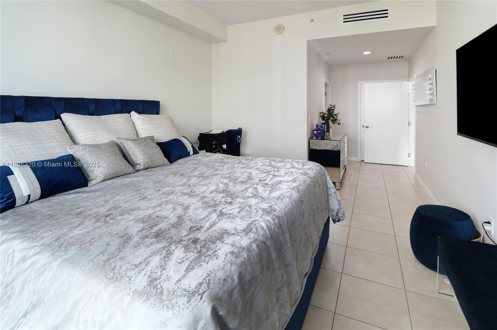 7928 East Drive East Dr #1002, North Bay Village FL 33141