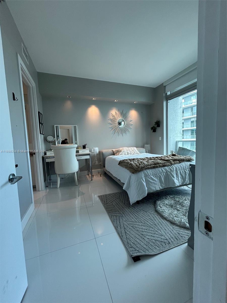 500 Brickell Ave #4105, Miami FL 33131