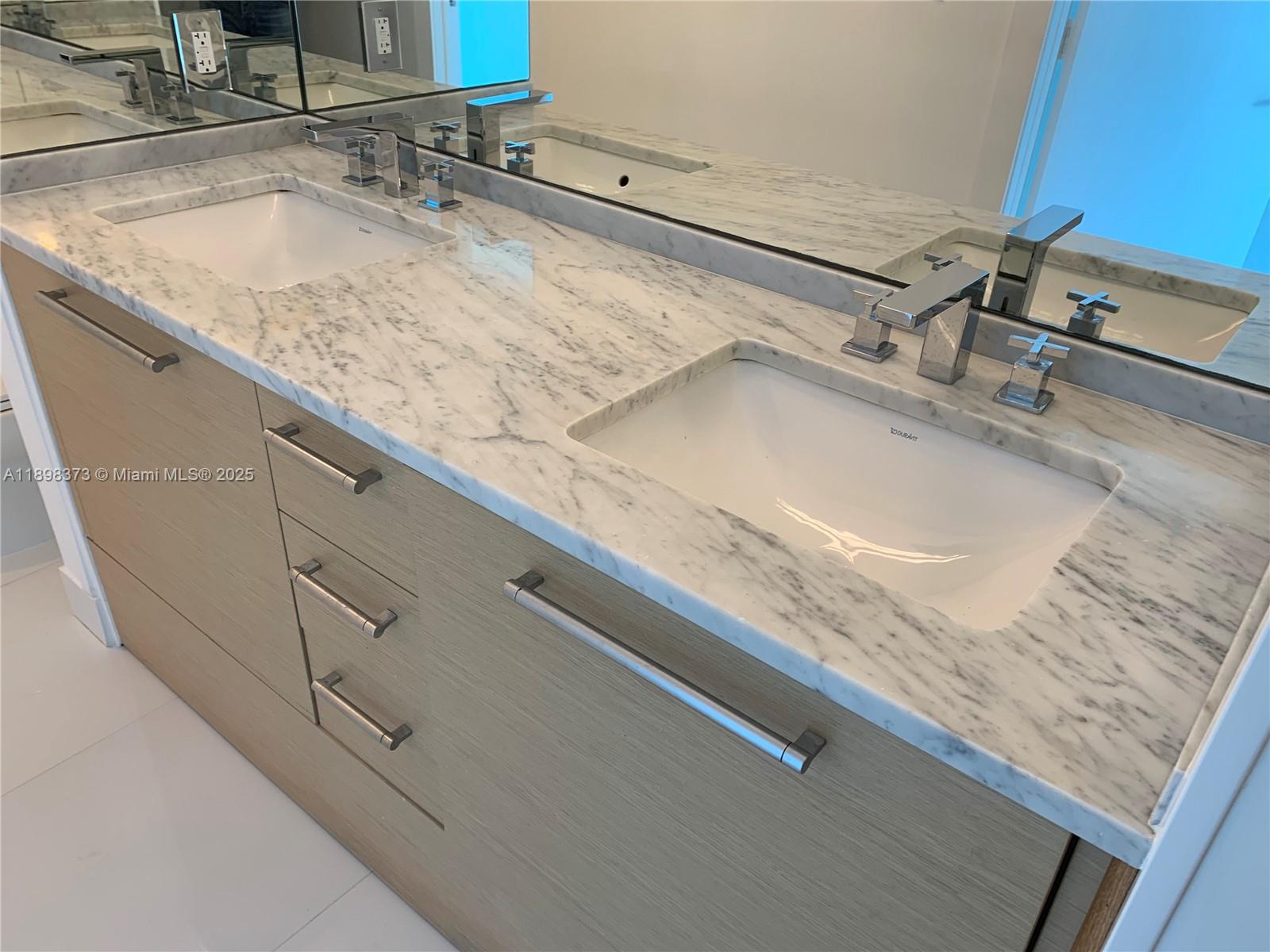 900 Biscayne Blvd #2405, Miami FL 33132