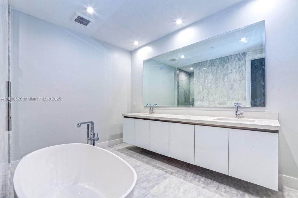 718 Valencia Ave #202, Coral Gables FL 33134