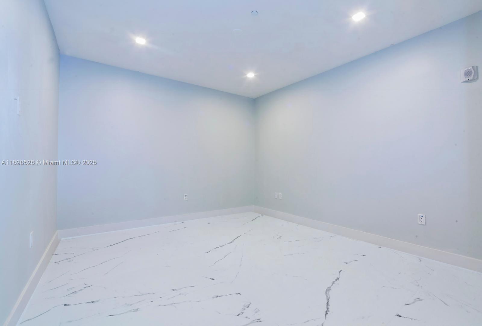 718 Valencia Ave #202, Coral Gables FL 33134