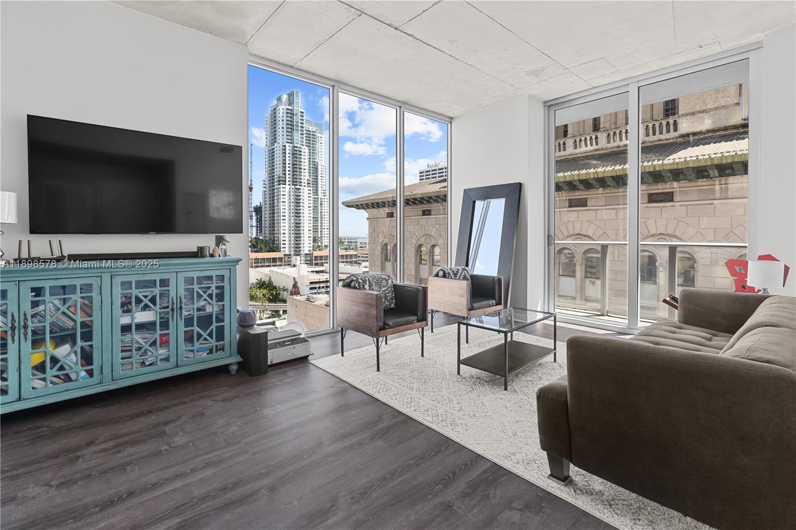 151 SE 1st St #1402, Miami FL 33131