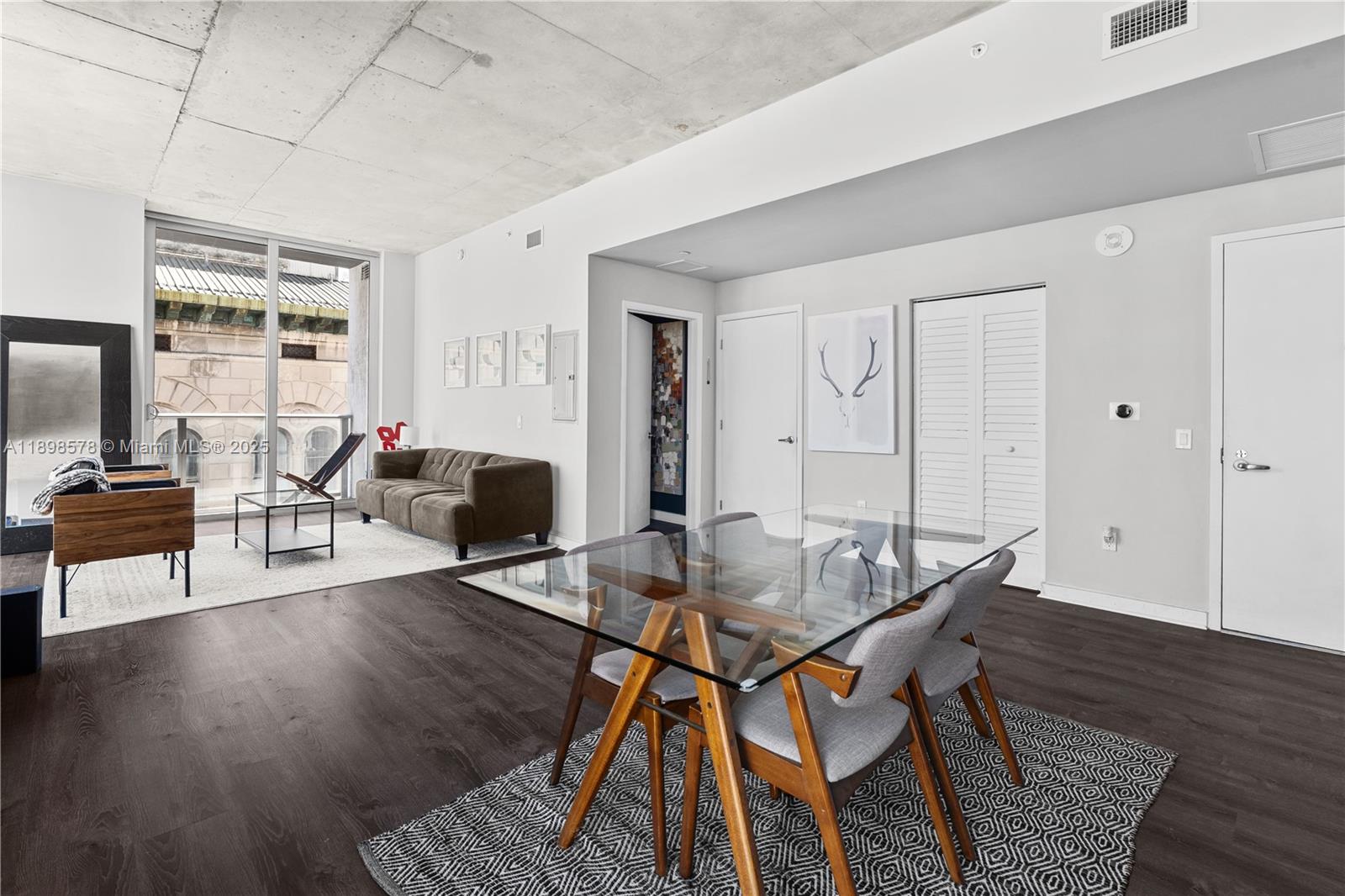 151 SE 1st St #1402, Miami FL 33131