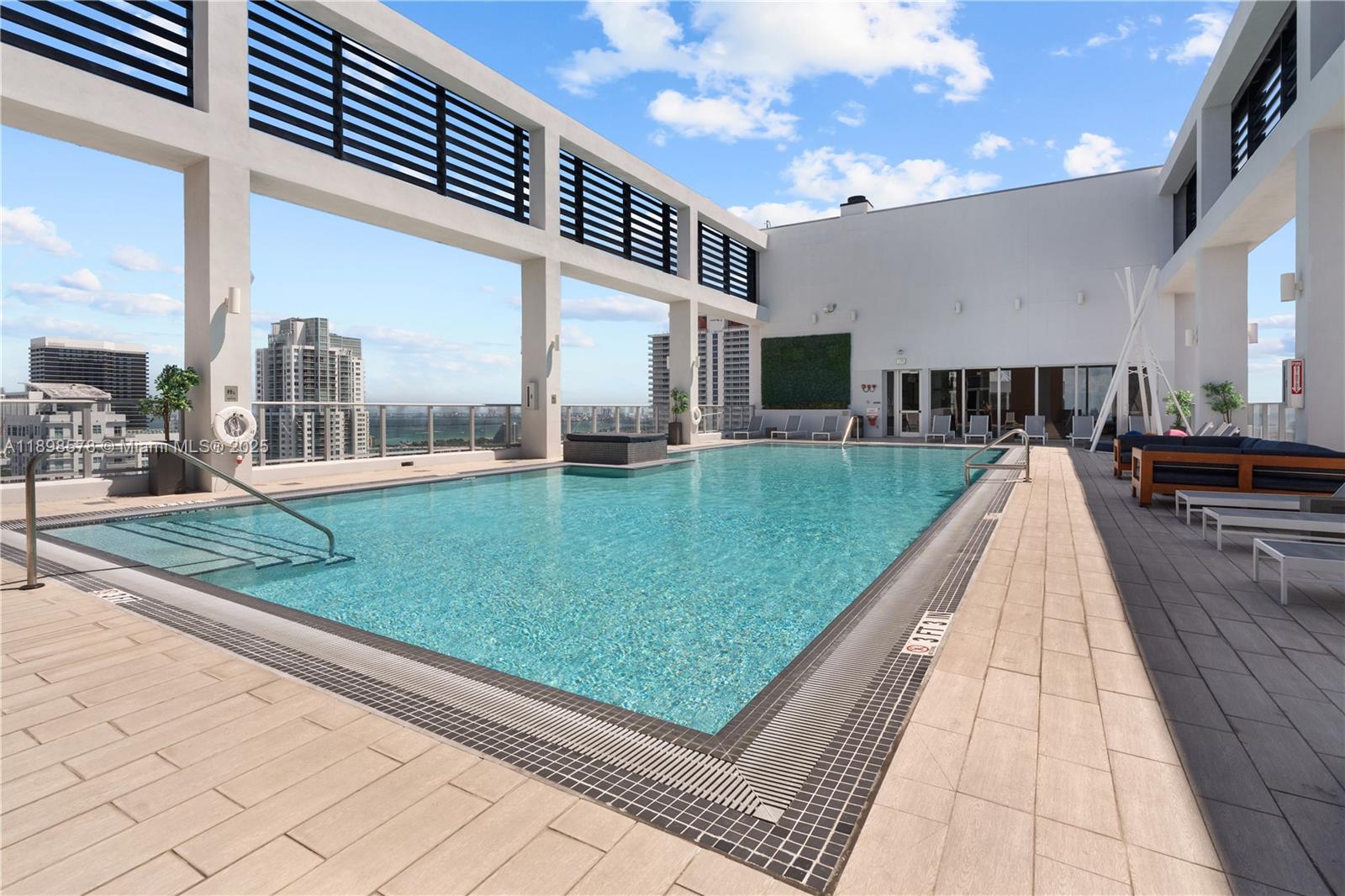 151 SE 1st St #1402, Miami FL 33131