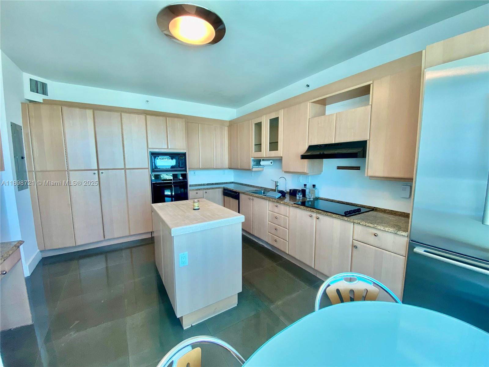 300 S Pointe Dr #3204, Miami Beach FL 33139