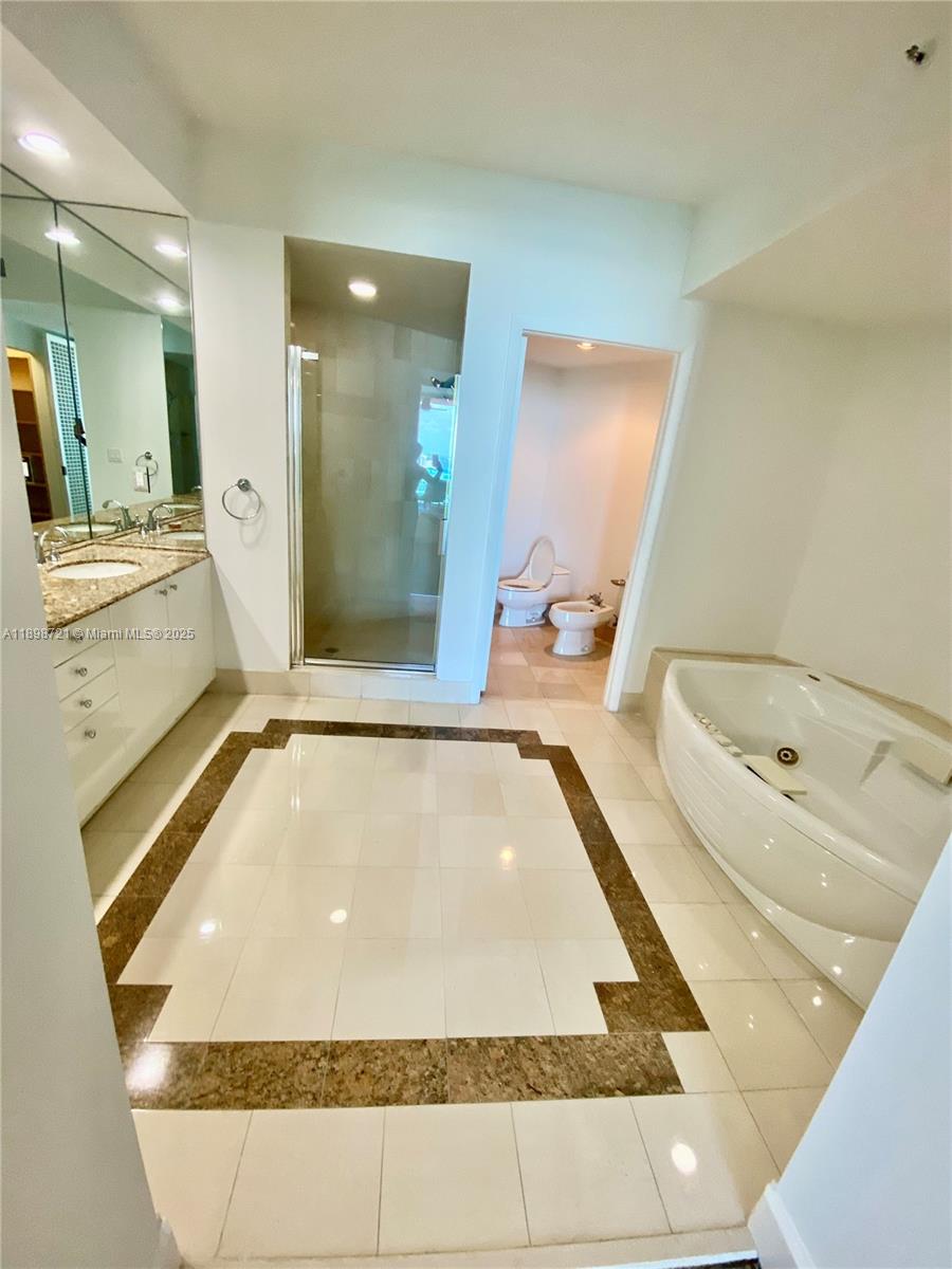 300 S Pointe Dr #3204, Miami Beach FL 33139