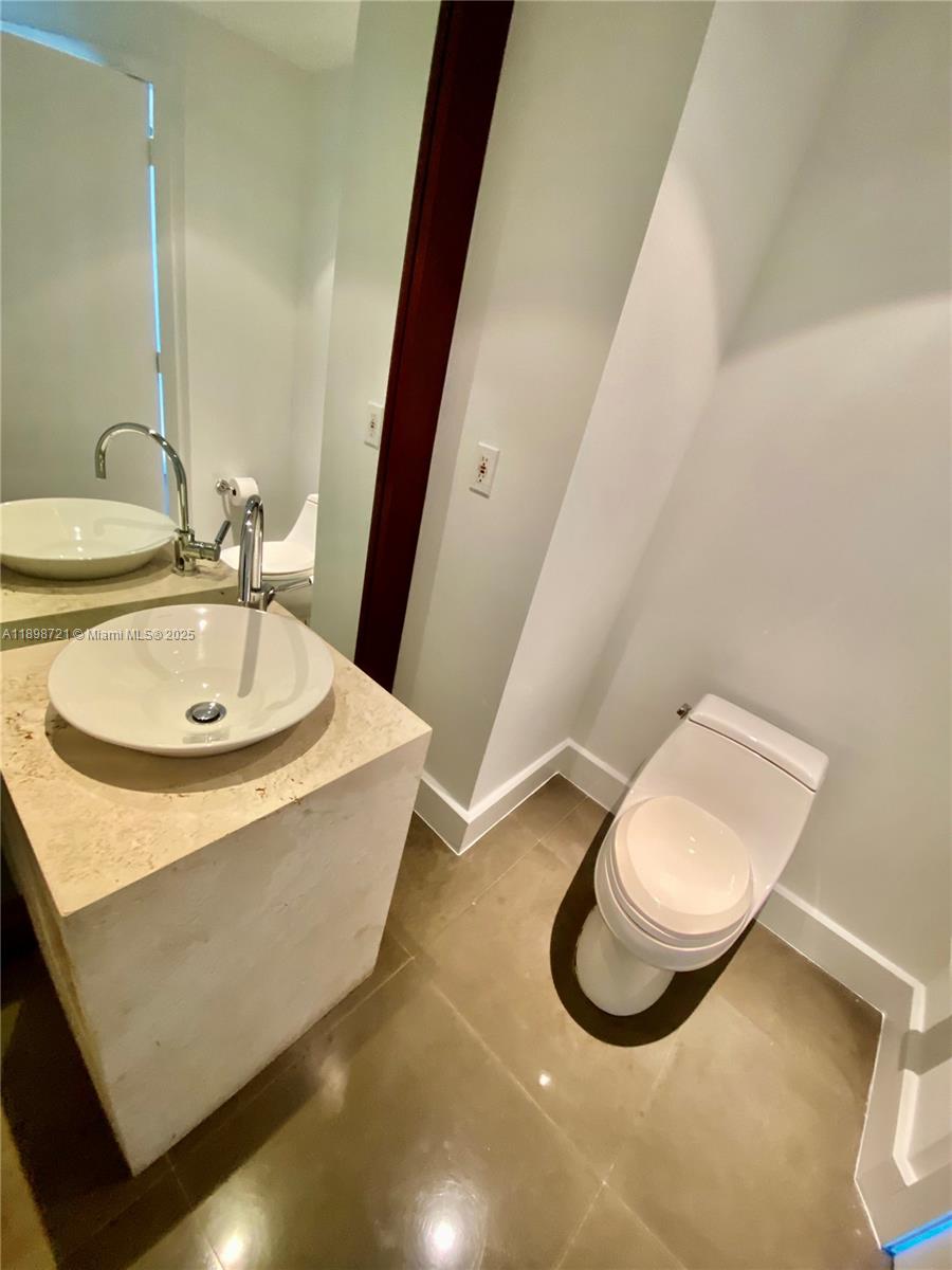 300 S Pointe Dr #3204, Miami Beach FL 33139