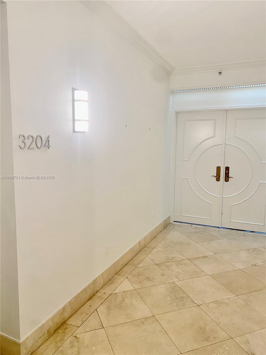 300 S Pointe Dr #3204, Miami Beach FL 33139