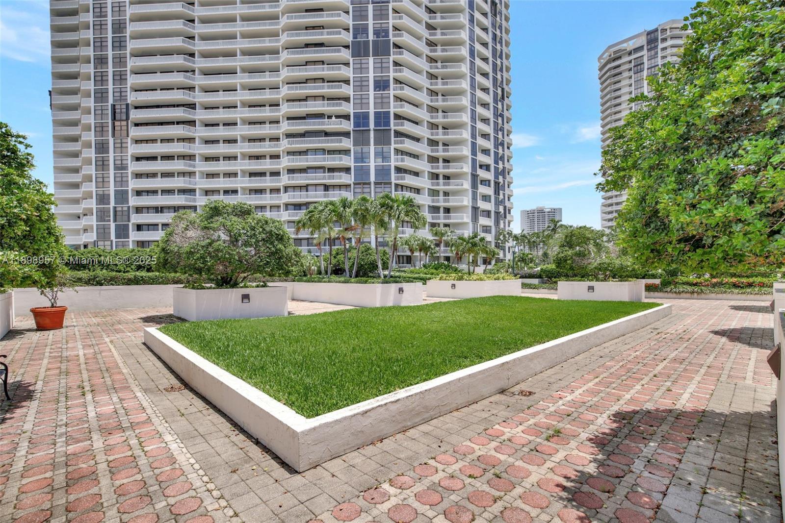 1000 ISLAND Blvd #302, Aventura FL 33160