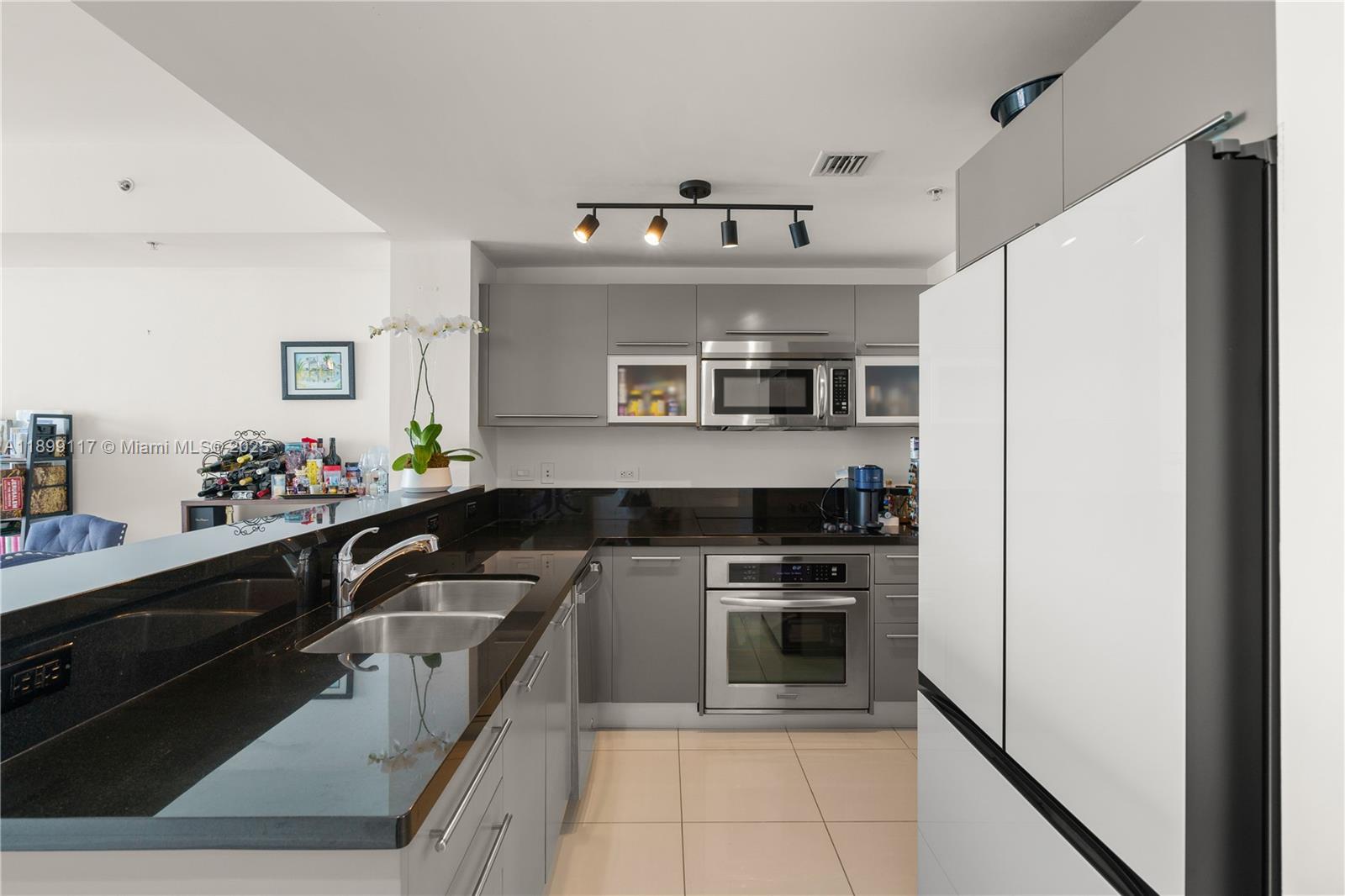 253 NE 2nd St #2003, Miami FL 33132