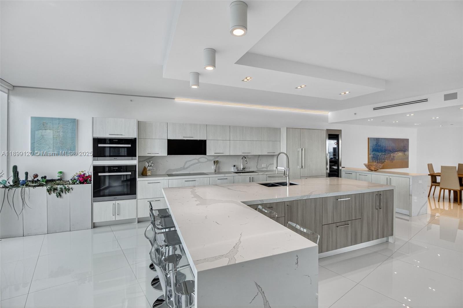 300 S Pointe Dr #TH-3105, Miami Beach FL 33139
