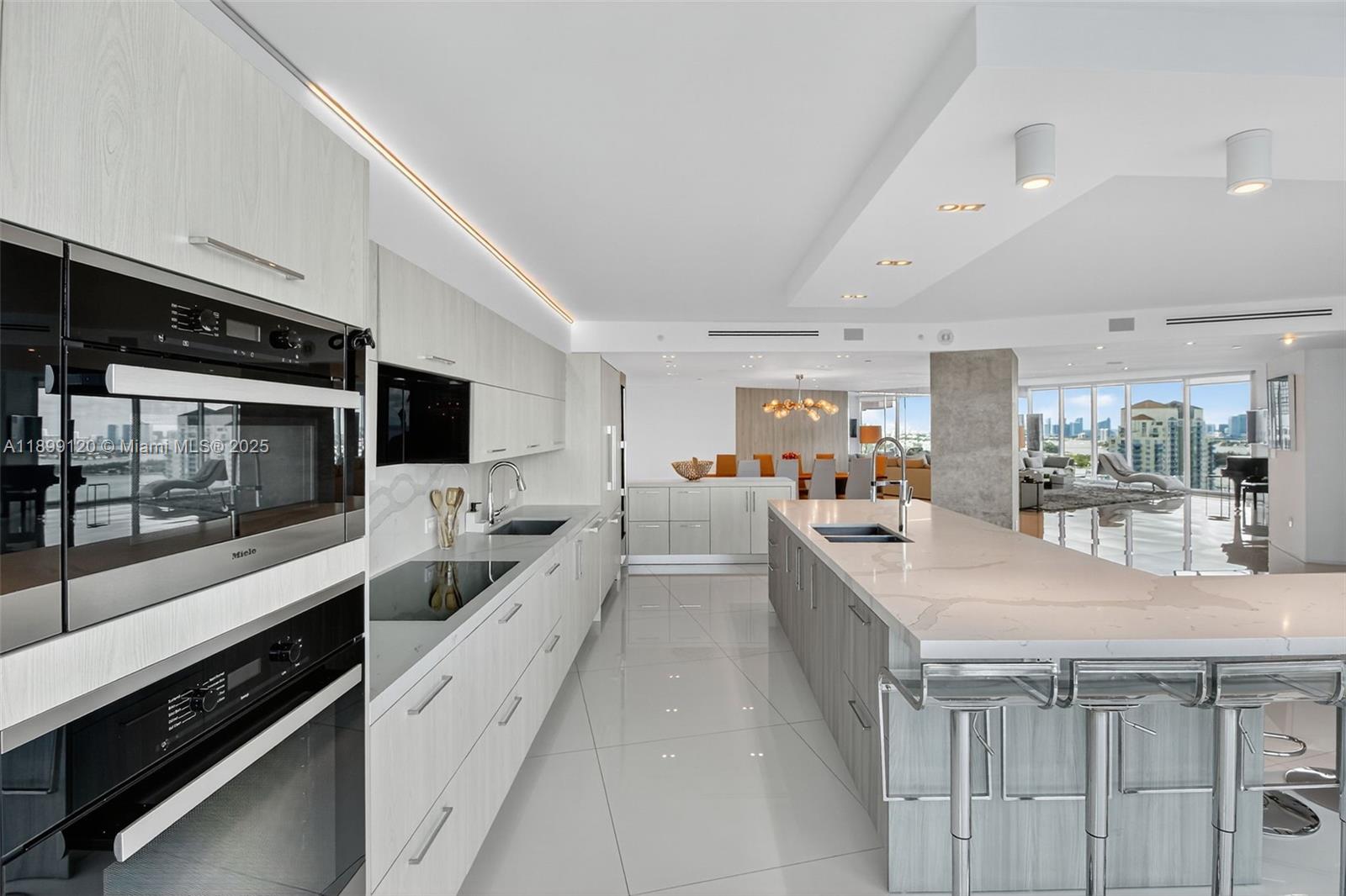300 S Pointe Dr #TH-3105, Miami Beach FL 33139