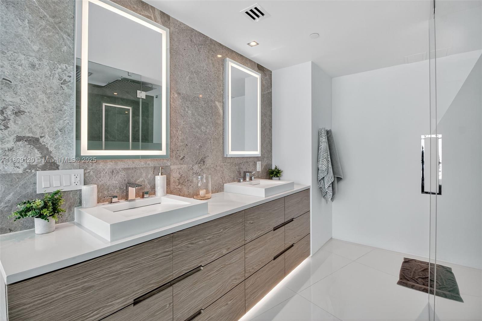 300 S Pointe Dr #TH-3105, Miami Beach FL 33139