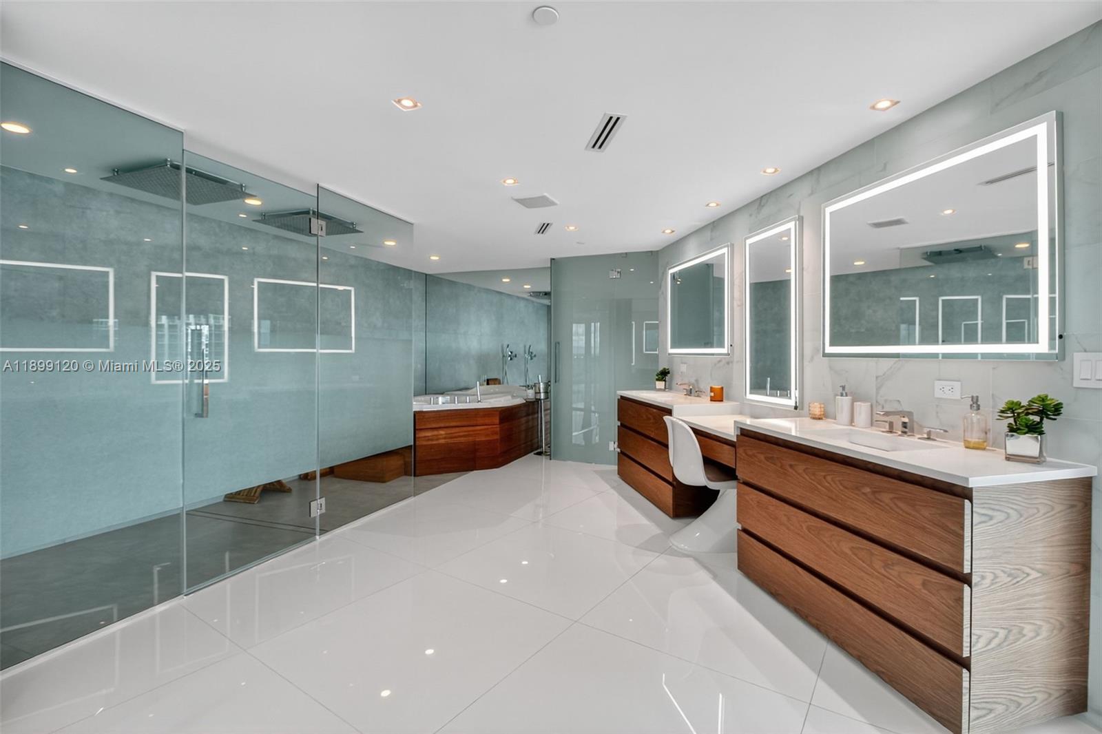 300 S Pointe Dr #TH-3105, Miami Beach FL 33139