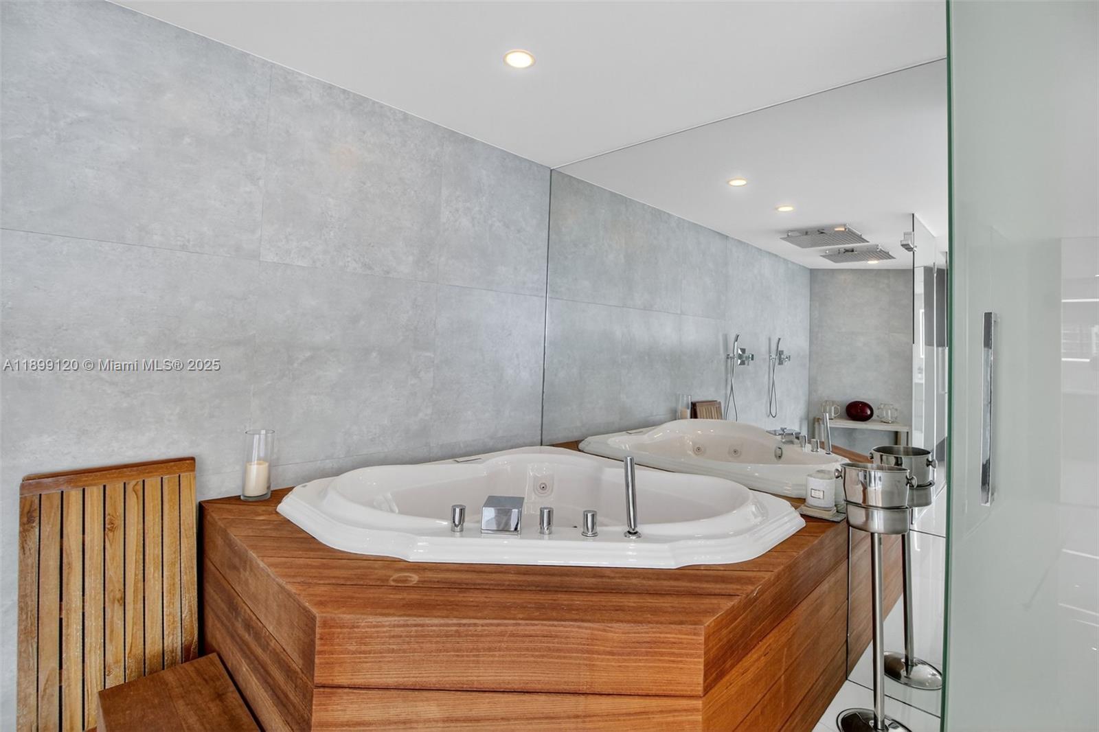 300 S Pointe Dr #TH-3105, Miami Beach FL 33139