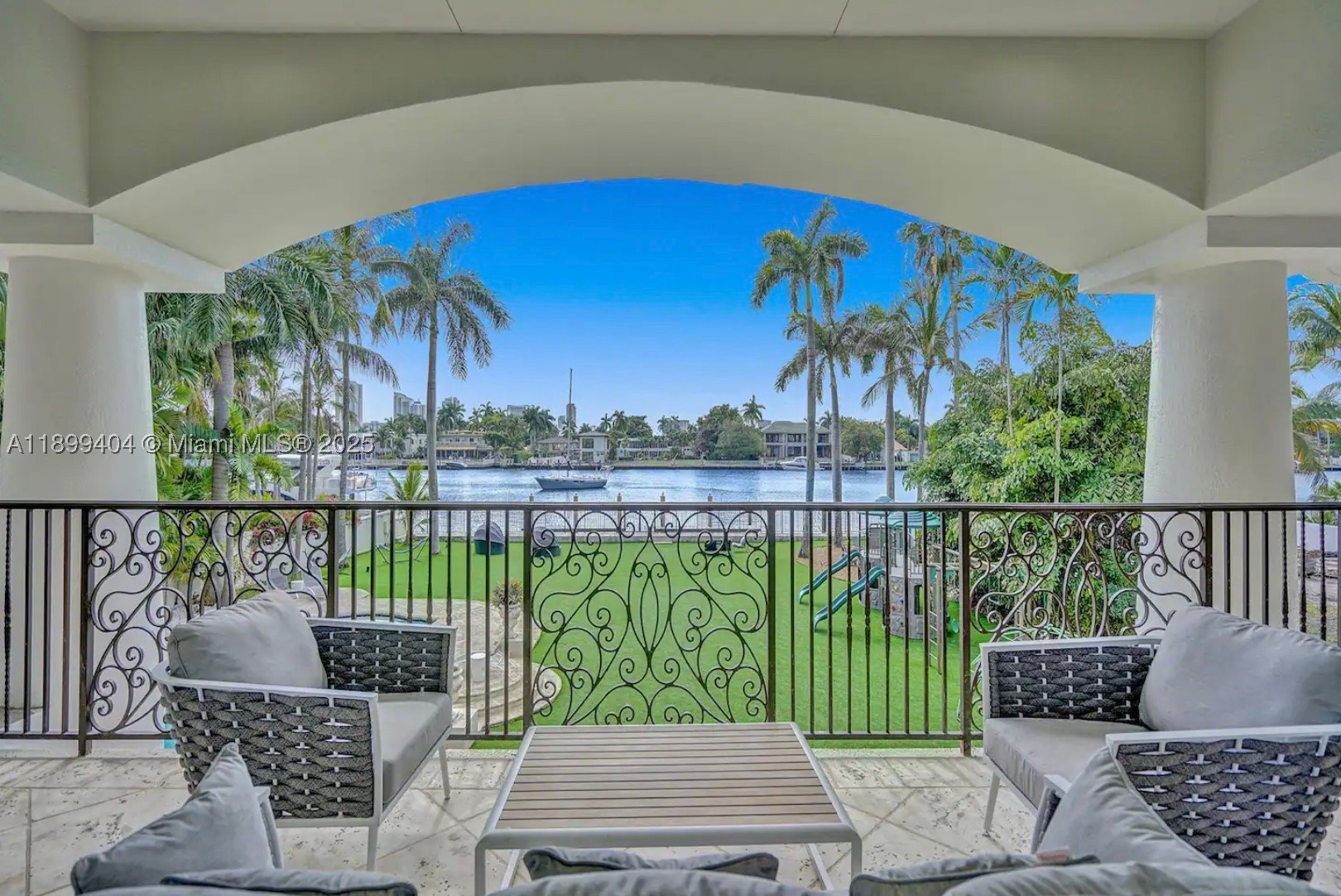 929 N Southlake Dr, Hollywood FL 33019
