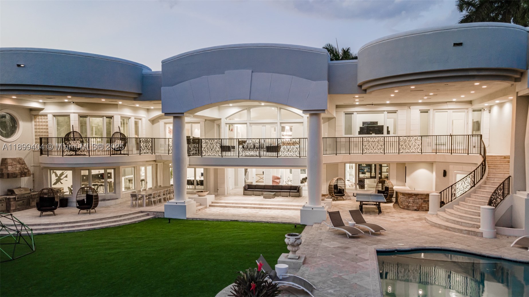 929 N Southlake Dr, Hollywood FL 33019