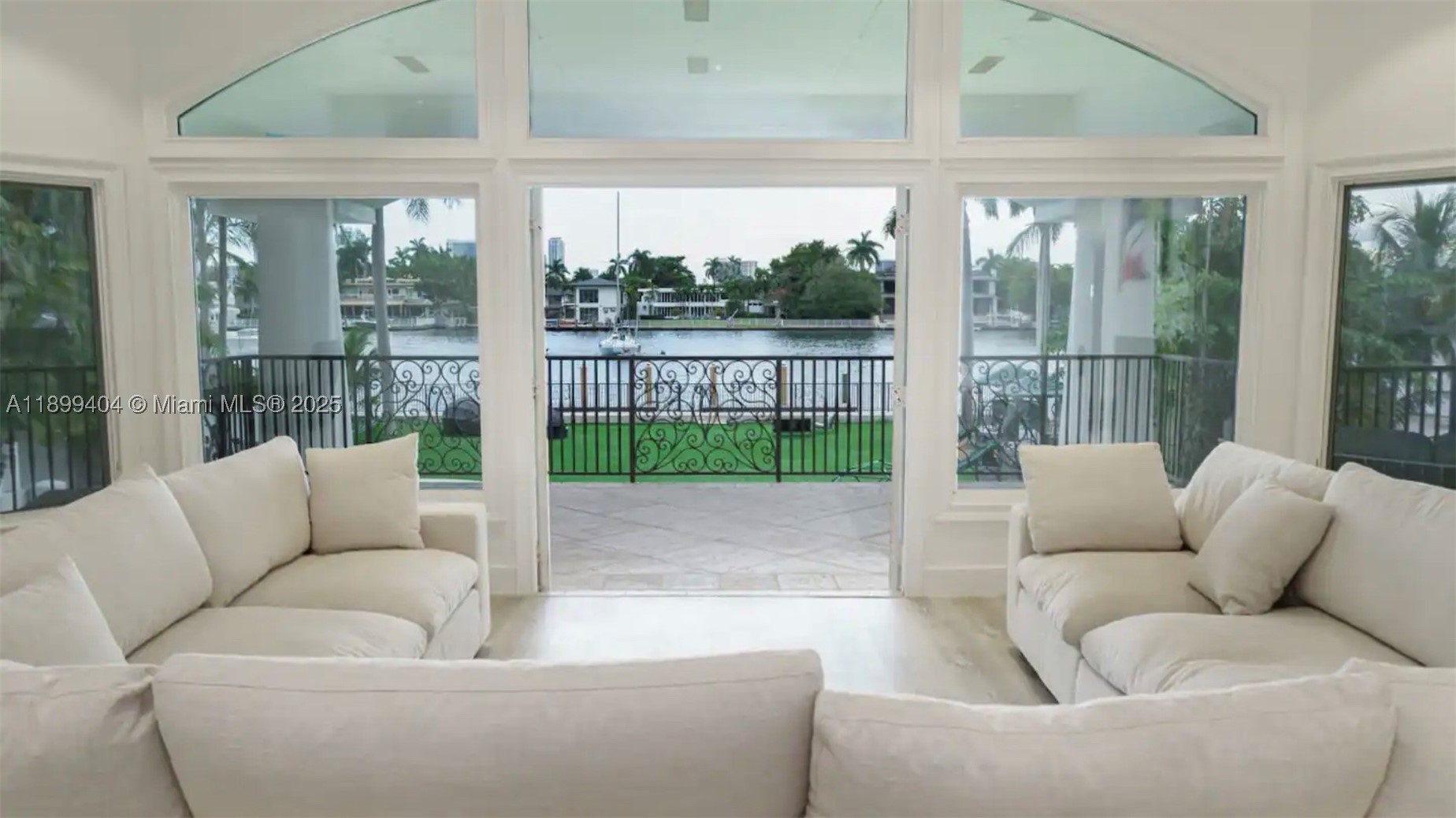 929 N Southlake Dr, Hollywood FL 33019