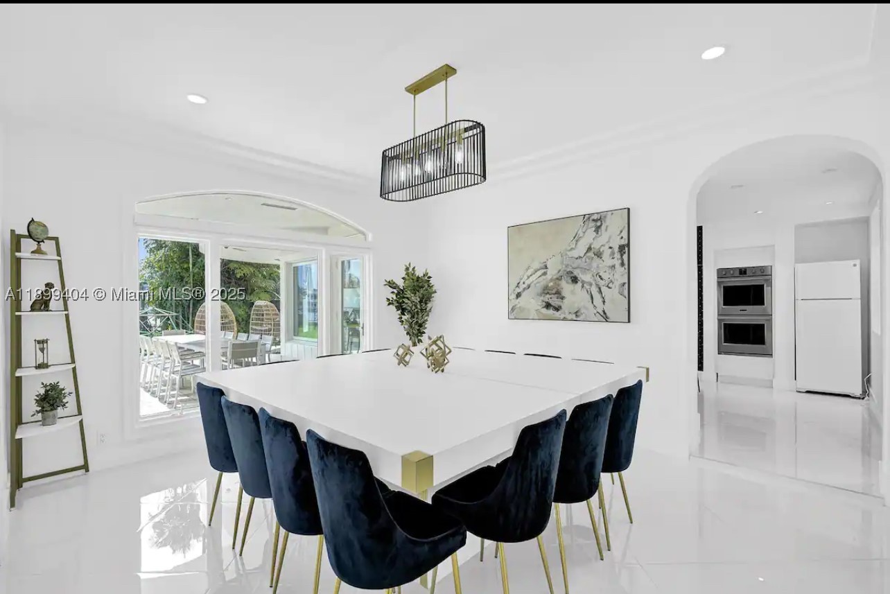 929 N Southlake Dr, Hollywood FL 33019
