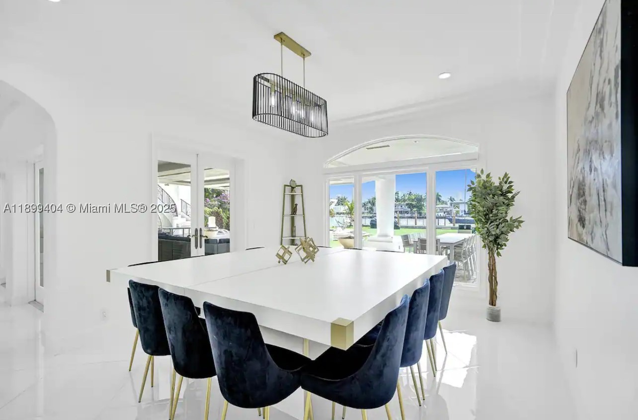 929 N Southlake Dr, Hollywood FL 33019