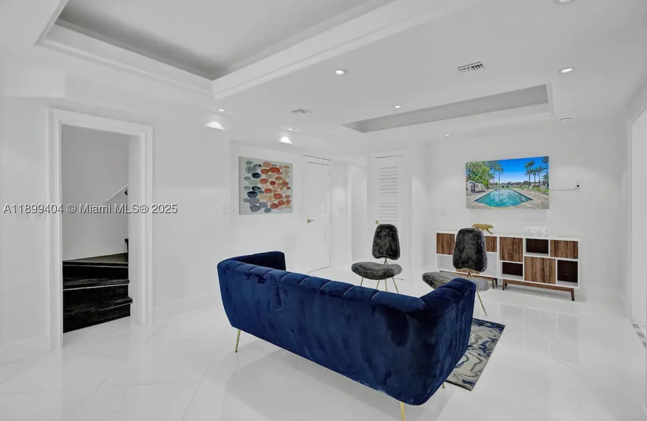 929 N Southlake Dr, Hollywood FL 33019