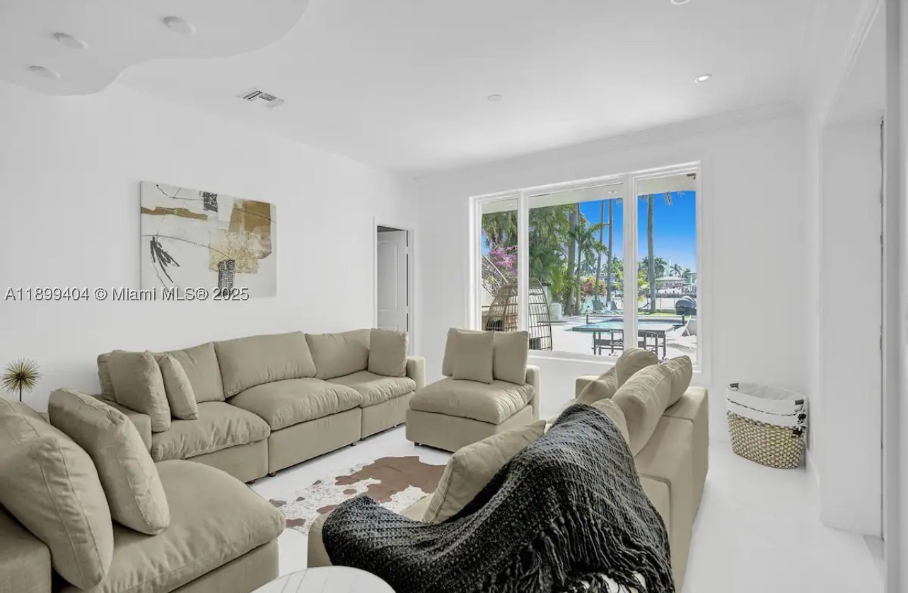 929 N Southlake Dr, Hollywood FL 33019