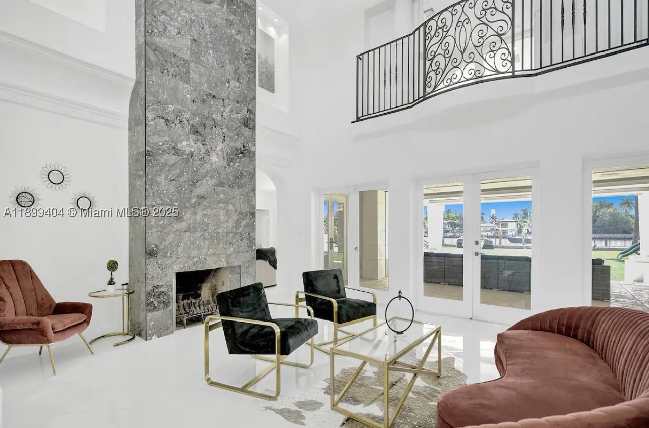929 N Southlake Dr, Hollywood FL 33019