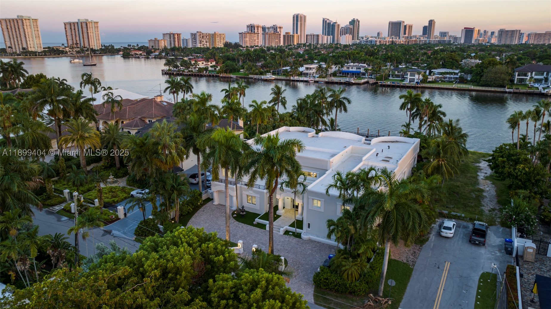 929 N Southlake Dr, Hollywood FL 33019