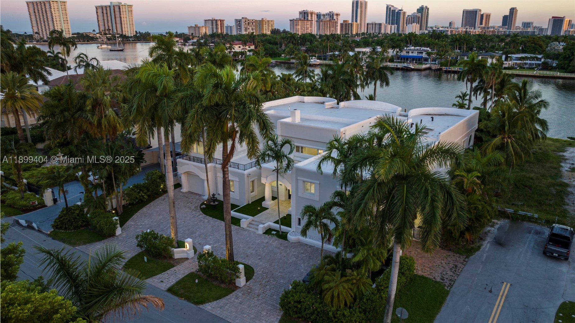 929 N Southlake Dr, Hollywood FL 33019