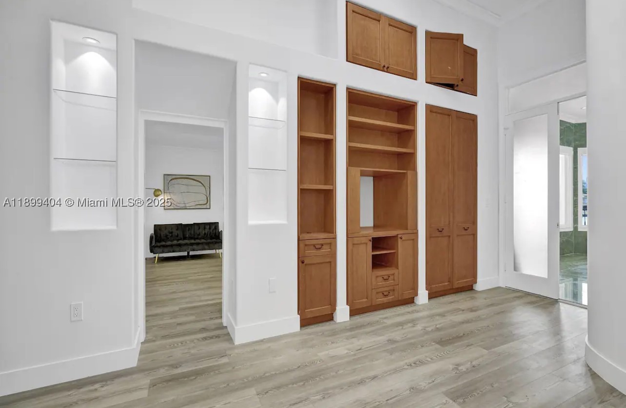 929 N Southlake Dr, Hollywood FL 33019