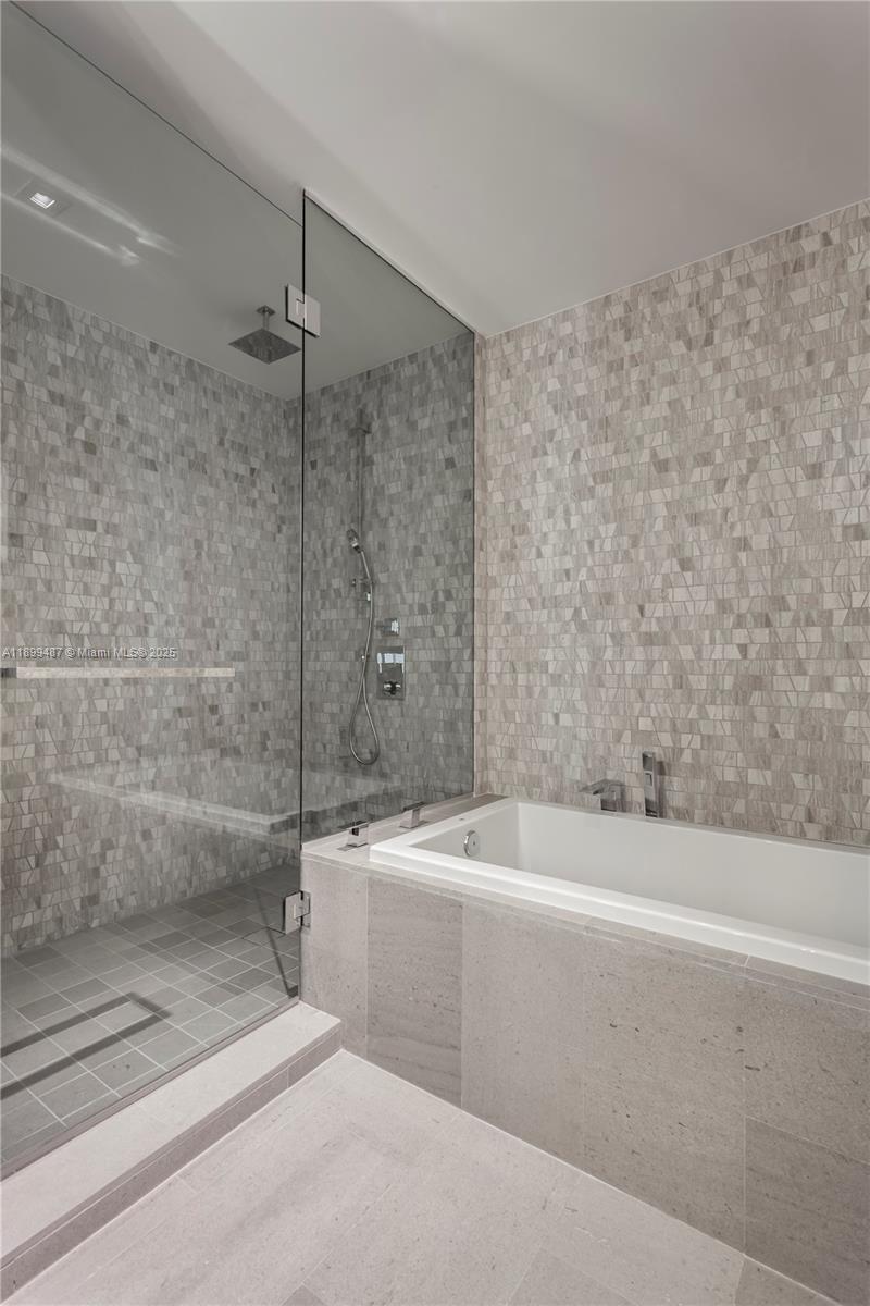 88 SW 7th St #2101, Miami FL 33130