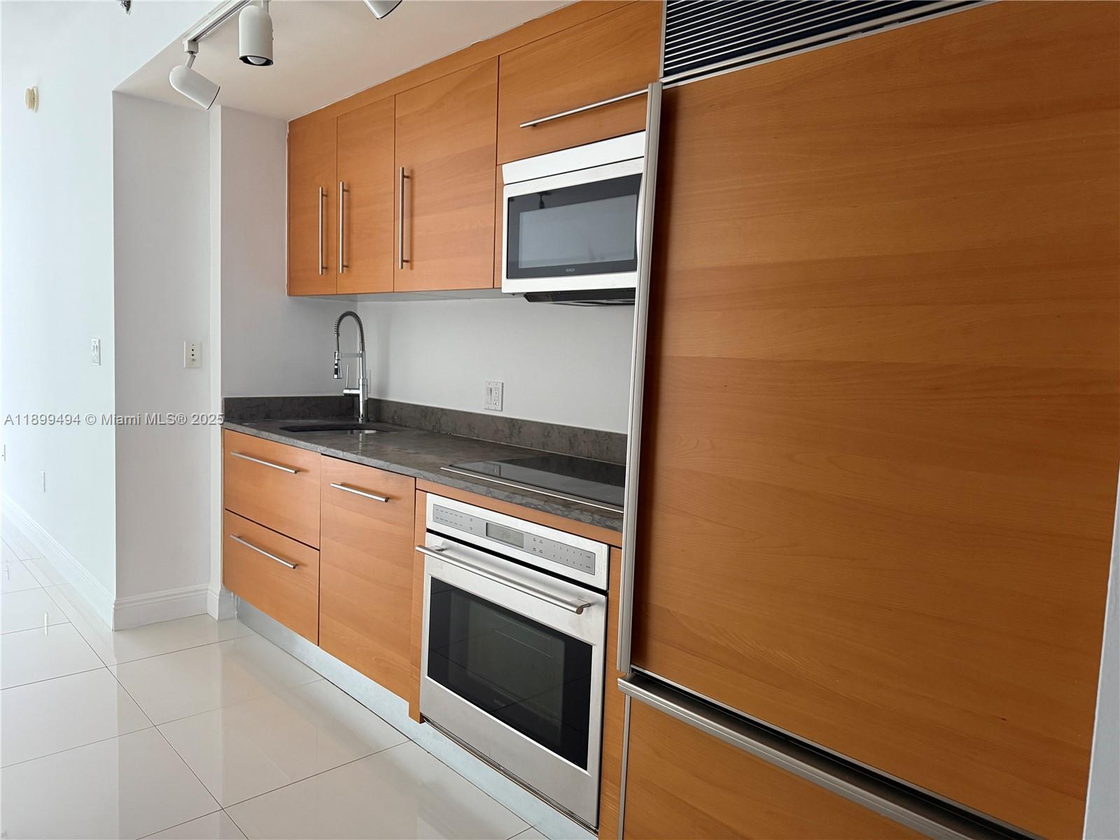 475 Brickell Ave #3210, Miami FL 33131