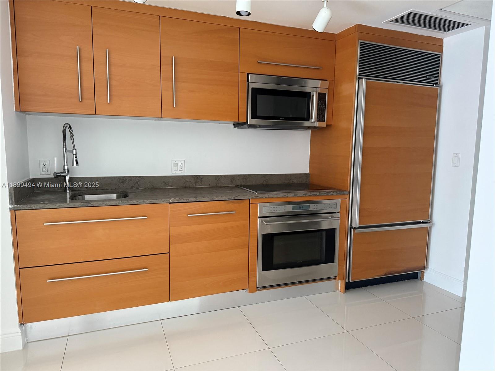 475 Brickell Ave #3210, Miami FL 33131