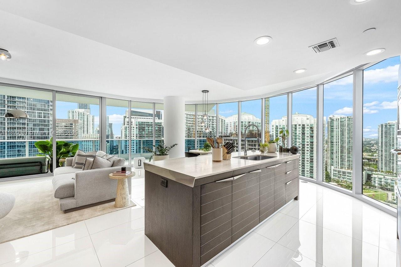 200 Biscayne Boulevard Way #3702, Miami FL 33131