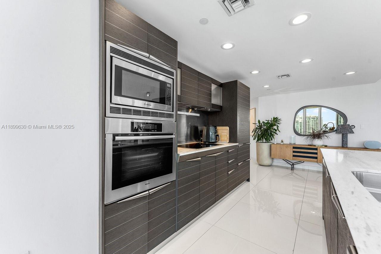 200 Biscayne Boulevard Way #3702, Miami FL 33131