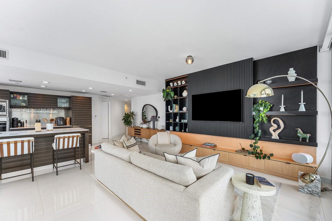 200 Biscayne Boulevard Way #3702, Miami FL 33131