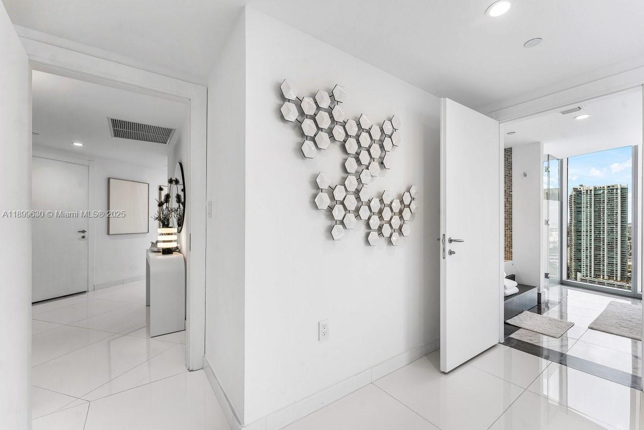 200 Biscayne Boulevard Way #3702, Miami FL 33131
